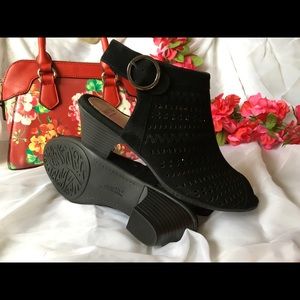 Brand new - Earth black sandals Carson Hamden